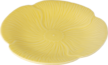 Zbliżenie z góry na dekoracyjną, bladożółtą czekoladkę w kształcie kwiatu z falistą, delikatnie żłobioną teksturą.