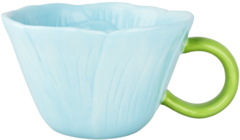 Jasnoniebieska filiżanka o kształcie kielicha kwiatu, z pionowymi żłobieniami i jasnozielonym uchwytem.