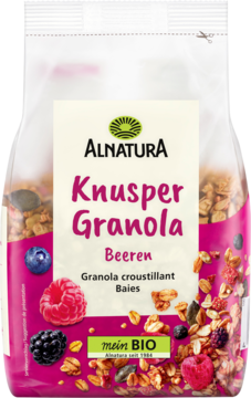 Alnatura Knusper Granola Beeren, różowa torebka z pełnoziarnistymi płatkami owsianymi i jagodami, widok z przodu.