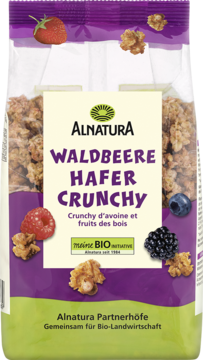 Alnatura Waldbere Hafer Crunchy, fioletowe opakowanie z truskawkami, malinami, borówkami i owocami leśnymi, widok z przodu.