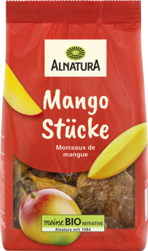 Czerwona torebka Alnatura z suszonymi kawałkami mango. Na opakowaniu owoc mango i widoczne brązowe, pomarszczone kawałki.