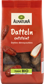 Czerwone opakowanie Alnatura Datteln entkernt, bio daktyle, z wizualizacją kilku owoców i przekrojonego daktyla.