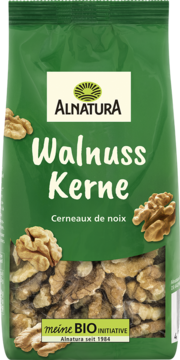 Zielona torebka Alnatura Walnuss Kerne z widocznymi, jasnobrązowymi połówkami orzechów włoskich, widok z przodu.