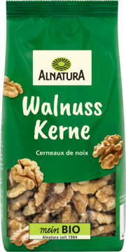 Zielona torebka Alnatura Walnuss Kerne, ekologiczne orzechy włoskie, z przodu widać brązowe jądra przez okienko.