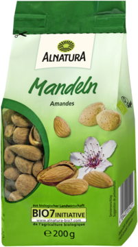 Zielona torebka Alnatura Mandeln (migdały) 200g, z przezroczystym okienkiem, pokazująca migdały i kwiat migdałowca, widok z przodu.