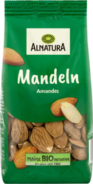 Zielona torba Alnatura Mandeln z całymi migdałami, widok z przodu. Etykieta BIO, orzechy z łupinkami i bez.