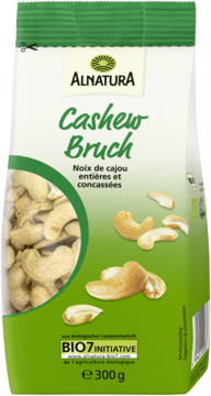 Zielona, stojąca torebka Alnatura Cashew Bruch 300g z widocznymi, ekologicznymi orzechami nerkowca, widok z przodu.