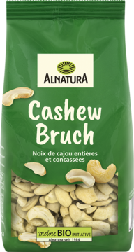 Zielone opakowanie Alnatura Cashew Bruch, orzechy nerkowca bio, widok z przodu z częściowo widoczną zawartością.
