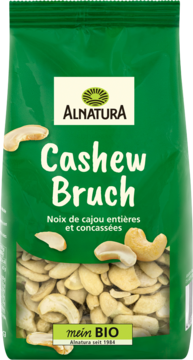Zielona torebka Alnatura Cashew Bruch, widok z przodu. W środku widoczne kawałki orzechów nerkowca.