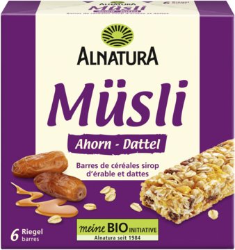 Fioletowe opakowanie batonów Alnatura Müsli Ahorn-Dattel z syropem klonowym i daktylami, z widocznymi owocami.