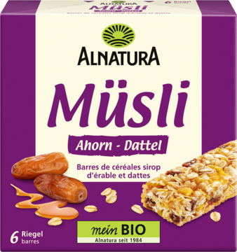 Frontalny widok fioletowo-kremowego opakowania Alnatura Müsli Ahorn-Dattel, 6 bio batonów zbożowych, z daktylami i syropem klonowym.