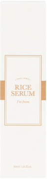 Pionowe pudełko I'm From Rice Serum, białe z brązowym pasem i napisem, widok z przodu, 30ml.