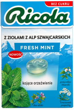 Niebieskie opakowanie Ricola Fresh Mint bez cukru, z miętą i ziołami alpejskimi, widoczny cukierek. Łagodzi gardło.