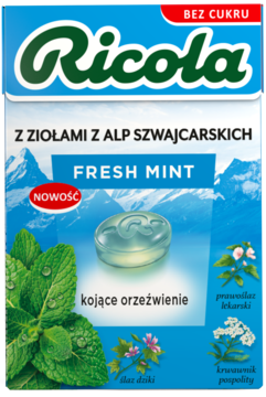 Niebieskie opakowanie Ricola Fresh Mint bez cukru, z miętą i ziołami alpejskimi, widoczny cukierek. Łagodzi gardło.