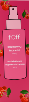 Fluff brightening face mist cherry w różowej butelce z atomizerem, widok z przodu, na tle z wiśniami.