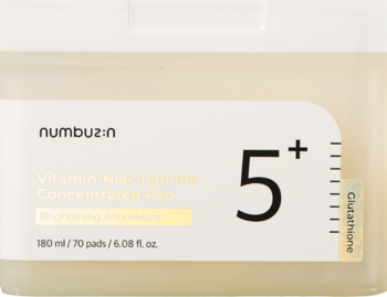 Białe opakowanie Numbuzin Vitamin-Niacinamide 5+ Concentrated Pad z czarnymi napisami i żółtym paskiem.