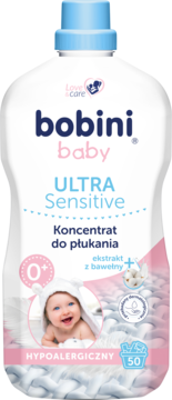 Bobini Baby ULTRA Sensitive 0+ koncentrat do płukania, biała butelka z niebieską nakrętką, przód. Etykieta z dzieckiem i bawełną.