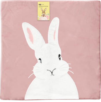 Różowa, miękka poszewka 45x45cm z dużym białym królikiem, widok frontalny. Wzór wielkanocny.