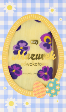 Prezentowe skarpetki Mazurek Adwokatowy z fioletowo-żółtymi bratkami, w niebiesko-białym pudełku z jajowatym wycięciem.