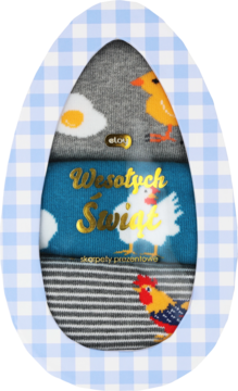 Trzy pary wielkanocnych skarpetek w jajku. Wzory: kurczak, kogut, jajko sadzone i napis 'Wesołych Świąt'.