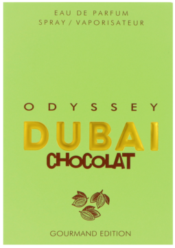 Front zielonego opakowania perfum Odyssey Dubai Chocolat z dużym złotym napisem DUBAI i brązowymi ziarnami kakao.