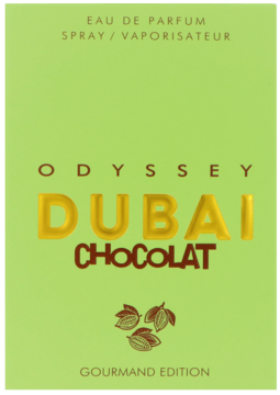 Front zielonego opakowania perfum Odyssey Dubai Chocolat z dużym złotym napisem DUBAI i brązowymi ziarnami kakao.