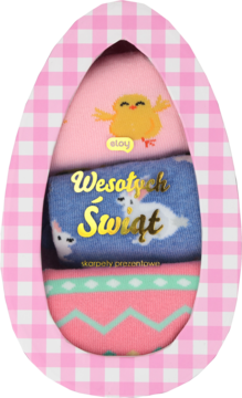 Zestaw trzech par skarpetek Wielkanocnych w różowym opakowaniu w kształcie jajka, z kurczakiem i króliczkami.