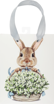 Biała zawieszka prezentowa z akwarelowym królikiem trzymającym kosz białych konwalii. Błękitna wstążka.