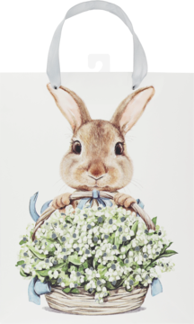 Biała torba prezentowa z króliczkiem trzymającym kosz białych konwalii, uchwyt z błękitnej wstążki.