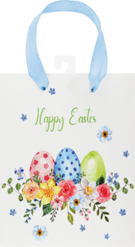 Biała torba prezentowa Happy Easter z niebieską wstążką, trzema pisankami i wiosennymi kwiatami, widok z przodu.