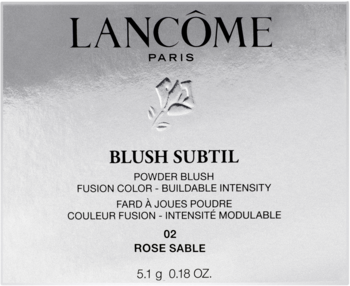 Srebrne, błyszczące pudełko Lancôme Blush Subtil Powder Blush 02 Rose Sable, z czarnym tekstem i logo, widok z przodu.