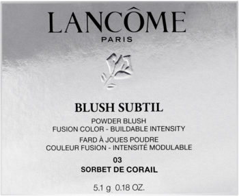 Srebrne pudełko różu w pudrze Lancôme Blush Subtil, odcień 03 Sorbet de Corail, z metalicznym połyskiem i czarnym tekstem.