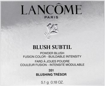 Srebrne opakowanie pudrowego różu Lancôme Blush Subtil 351 Blushing Tresor, widok z przodu.