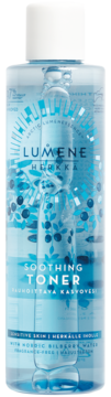 Przezroczysta butelka Lumene Herkkä Soothing Toner z niebieskim płynem i etykietą z motywem jagód, widok z przodu.