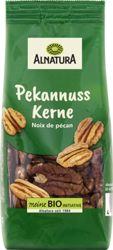 Alnatura Pekannuss Kerne (orzechy pekan) w zielonej torebce z przezroczystym okienkiem, widok z przodu. Bio.