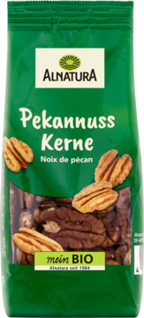 Zielona torba Alnatura z naturalnymi orzechami pekan (Pekannuss Kerne) widocznymi przez okno, widok z przodu.
