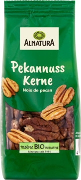 Alnatura Pekannuss Kerne, zielona torebka, widoczne brązowe bio połówki orzechów pekan, ujęcie z przodu.