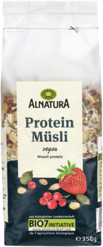Alnatura Protein Muesli wegańskie w białej torbie 350g, z widoczną truskawką, dynią i jagodami.