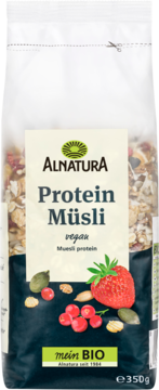 Alnatura Protein Müsli vegan 350g w biało-zielonej torbie z truskawkami, porzeczkami i nasionami, z przodu.