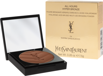 YSL All Hours Hyper Bronze bronzer Warm Sandalwood w otwartym czarnym kompakcie z lustrem i pudrem, obok jego złote opakowanie.
