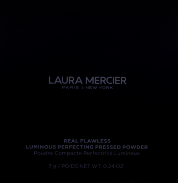 Ciemne opakowanie rozświetlającego pudru w kompakcie Laura Mercier Real Flawless, widok z przodu.