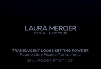 Tekst 'Laura Mercier Translucent Loose Setting Powder' na czarnym tle opakowania pudru sypkiego, z wagą 29g.