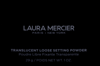 Transparentny puder sypki Laura Mercier w czarnym opakowaniu z białym tekstem, widok z przodu.