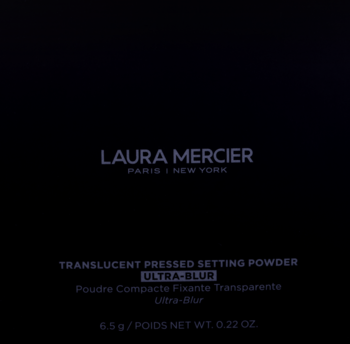 Laura Mercier Translucent Pressed Setting Powder Ultra-Blur, minimalistyczne, czarne opakowanie, widok z przodu.