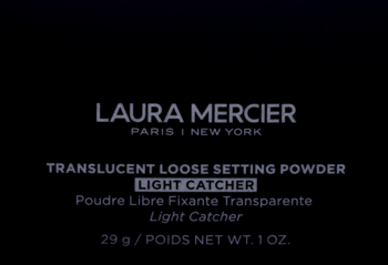 Czarne opakowanie Laura Mercier Translucent Loose Setting Powder Light Catcher, z białymi napisami, widok z przodu.