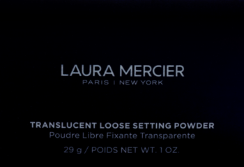 Opakowanie pudru Laura Mercier Translucent Loose Setting Powder, ciemne tło z białym i srebrnym napisem, front.
