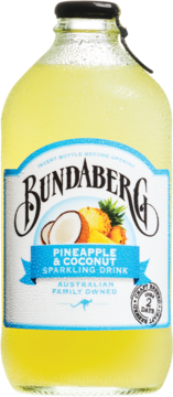 Bundaberg Pineapple & Coconut Sparkling Drink w szklanej butelce z żółtym płynem, widok z przodu, krople pary.