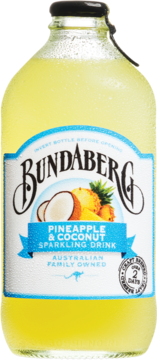 Bundaberg Pineapple & Coconut Sparkling Drink w szklanej butelce z żółtym płynem, widok z przodu, krople pary.