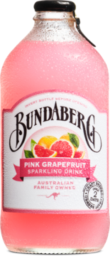 Różowy, gazowany napój Bundaberg Pink Grapefruit Sparkling Drink w butelce z kroplami rosy. Widok z przodu.