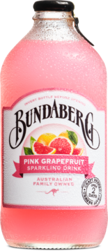 Różowy, gazowany napój Bundaberg Pink Grapefruit Sparkling Drink w butelce z kroplami rosy. Widok z przodu.